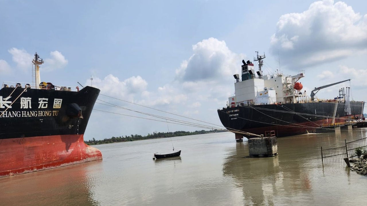 জ্বালানিবাহী আরো পাঁচ জাহাজ চট্টগ্রাম বন্দরে