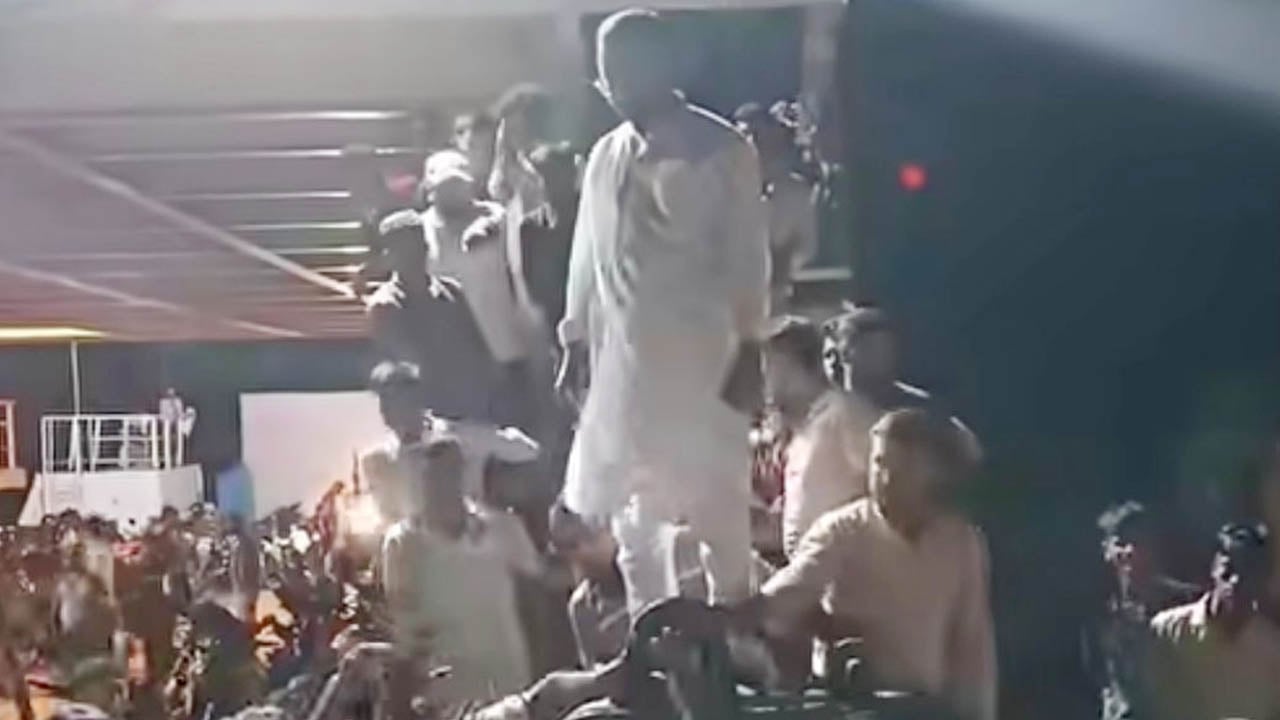 এমপি হান্নান মাসউদের জন্য ফেরি ছাড়তে ২ ঘণ্টা বিলম্ব,
যাত্রীদের ক্ষোভ