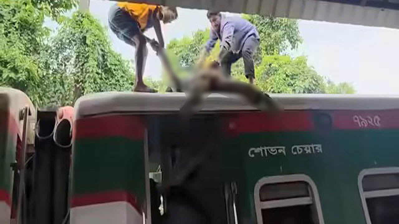 ট্রেনের ছাদ থেকে যুবকের রক্তাক্ত লাশ উদ্ধার