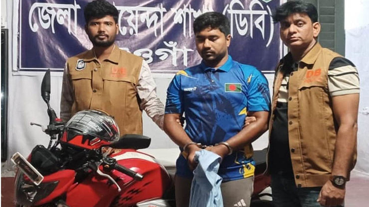 স্কুলছাত্রীকে ইভটিজিংয়ের অভিযোগে যুবক গ্রেপ্তার