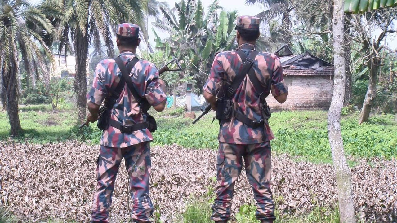 সীমান্তের অভ্যন্তরে ভারতীয় চোরাকারবারি, বিজিবির গুলি বর্ষণ