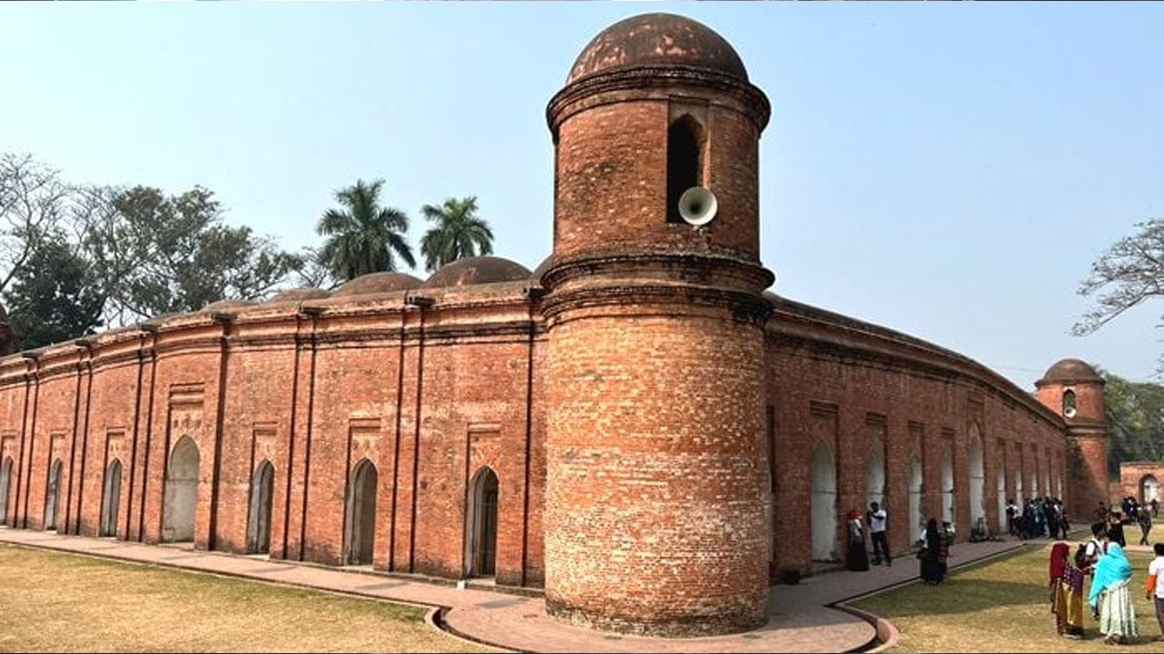 ঈদের ছুটিতে বাগেরহাটে দর্শনার্থীদের ঢল, মুখর ষাটগম্বুজ মসজিদ এলাকা