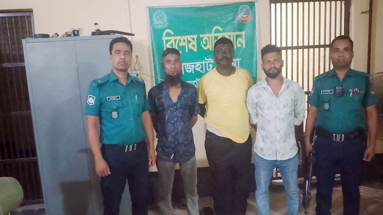 বাসের টিকিট কালোবাজারি করে অতিরিক্ত ভাড়া আদায়, গ্রেপ্তার ৩