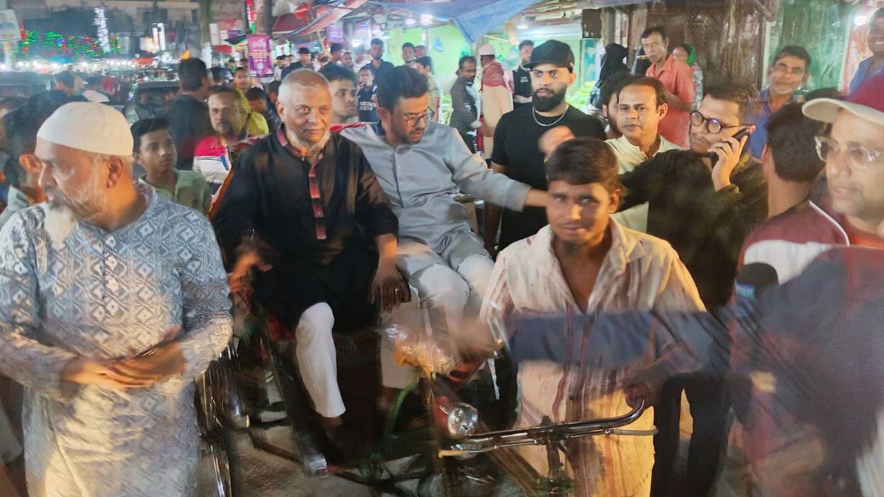 রিকশায় চড়ে ঈদ বাজারে মন্ত্রী, খোঁজ নিলেন ক্রেতা-বিক্রেতাদের