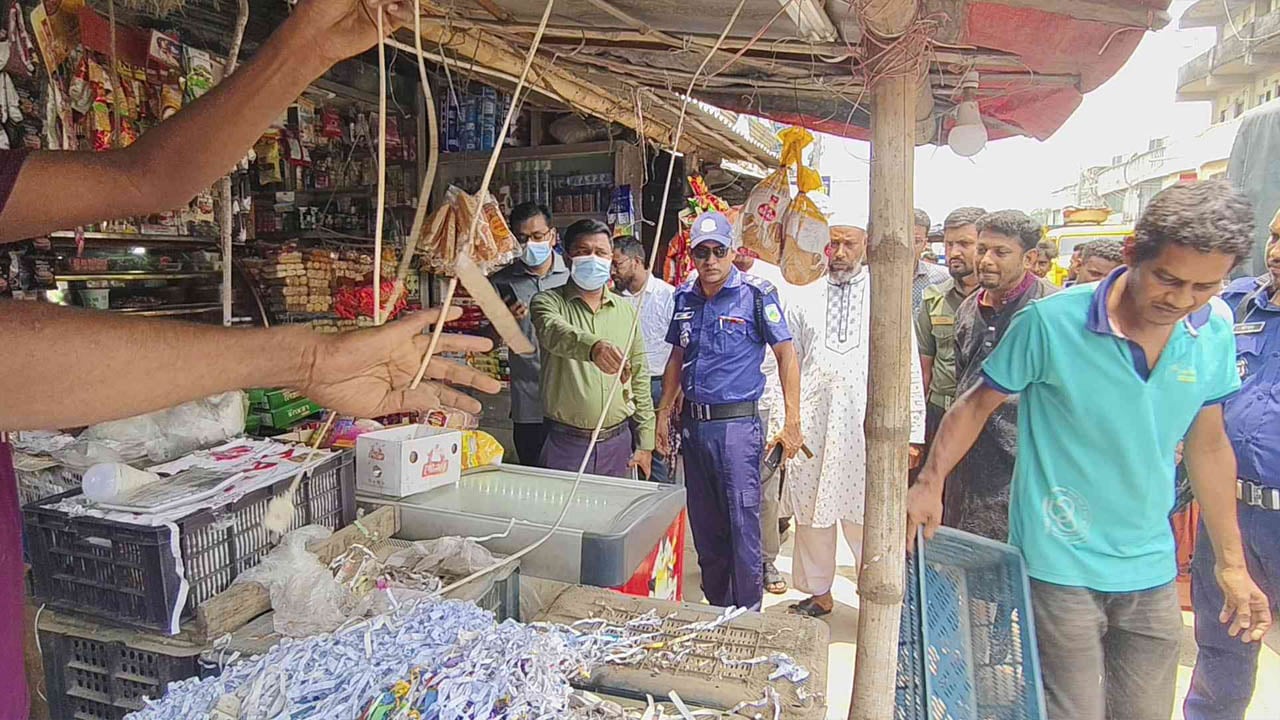 কানসাট আমবাজার ও সড়ক দখলমুক্ত করতে উচ্ছেদ অভিযান