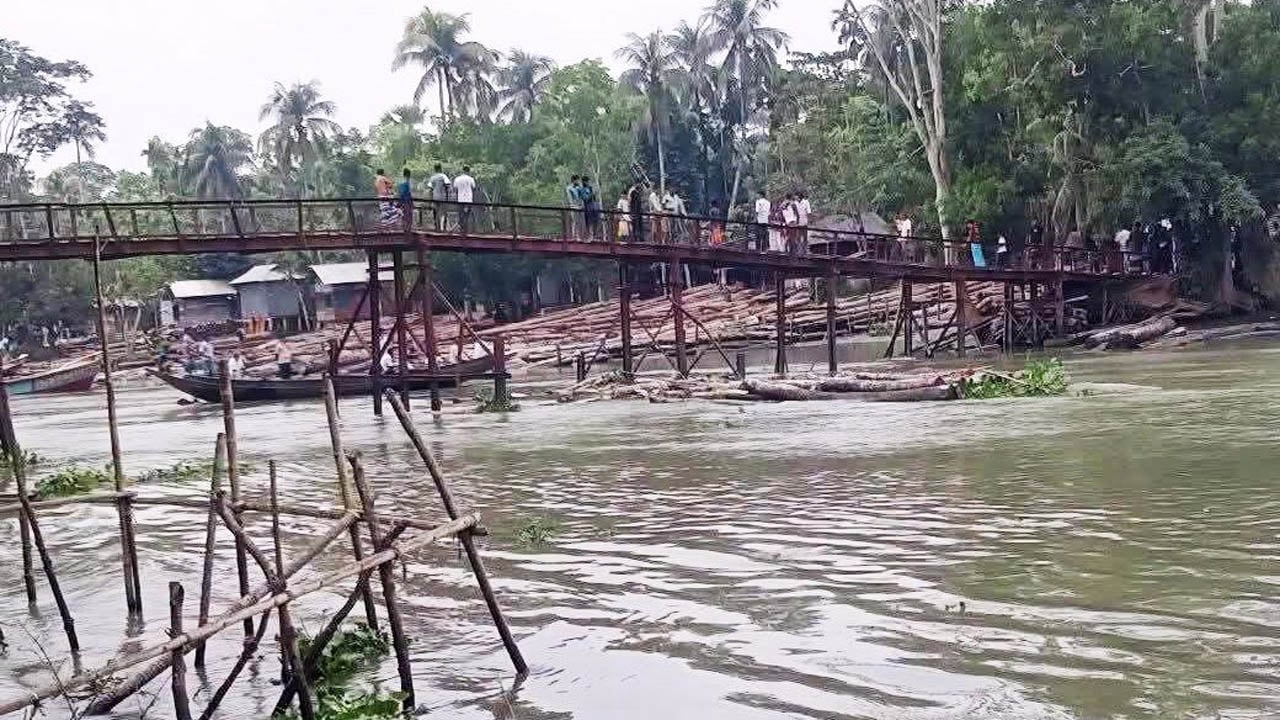 নেছারাবাদে কাঠবোঝাই ট্রলার ডুবি, মাঝির লাশ উদ্ধার