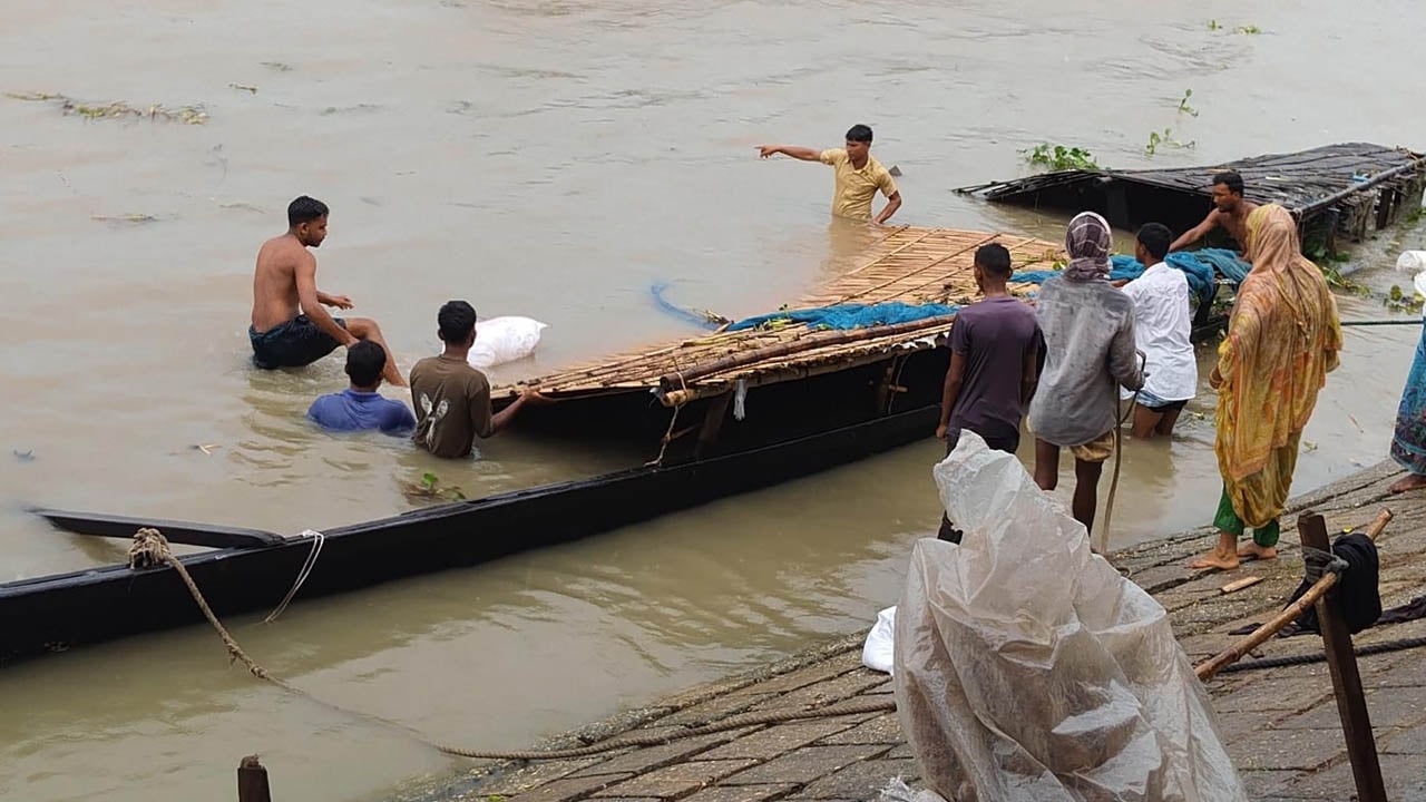 আকস্মিক ঝড়ে চিলমারী বন্দরে চার নৌকা ডুবি