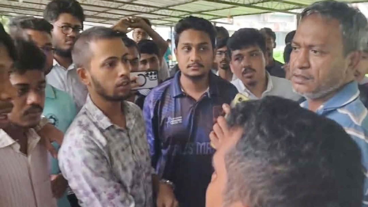 র‍্যাগিংয়ের ভিডিও করায় প্রক্টরের সামনে সাংবাদিক ও রাকসু নেতাদের ওপর হামলা