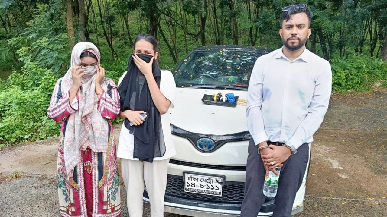 স্বরাষ্ট্র মন্ত্রণালয়ের স্টিকার লাগানো প্রাইভেটকারে ইয়াবা পাচার, আটক ৩