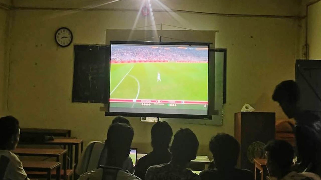 প্রজেক্টরে খেলা দেখার ব্যবস্থা করলেন ইউএনও