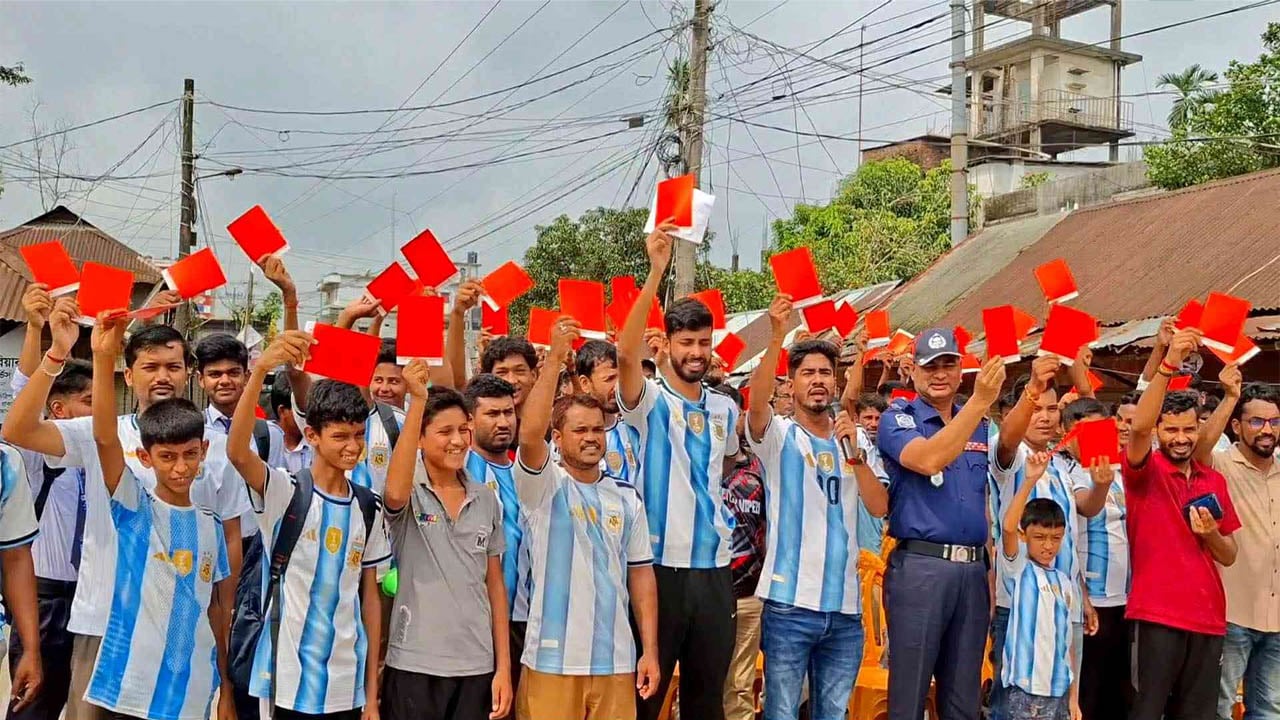 নেত্রকোণায় মাদককে লাল কার্ড দেখালেন ফুটবলপ্রেমীরা