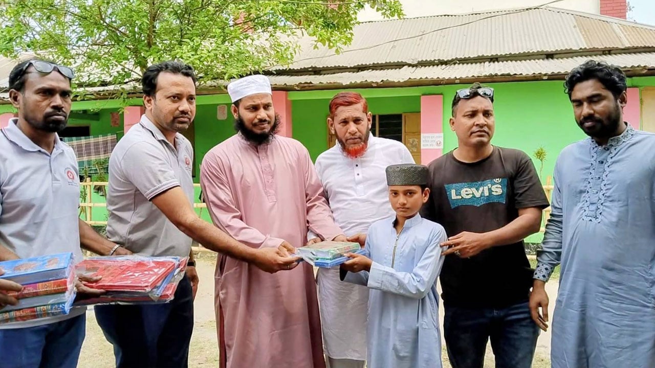 মুকসুদপুরে রমজান উপলক্ষে শিক্ষার্থীদের মাঝে কোরআন বিতরণ