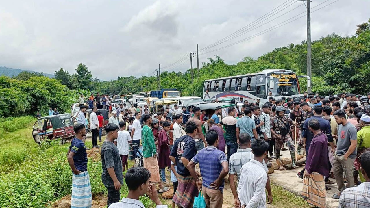 পাথরবোঝাই ট্রাক জব্দ করায় উত্তেজনা, মহাসড়ক অবরোধ