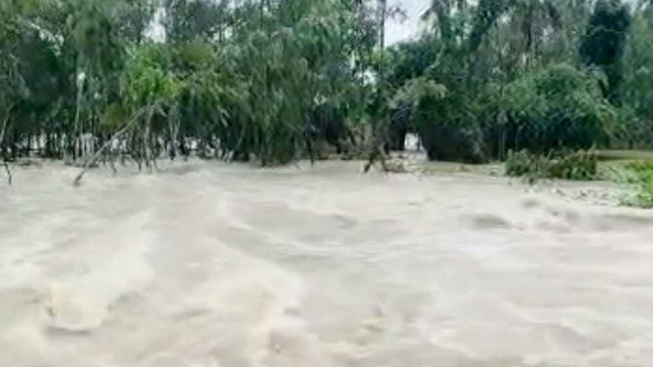 বাঁশখালীতে পাহাড়ি ঢলে দুই শিশুর মৃত্যু, পানিবন্দী দেড় লাখের বেশি মানুষ