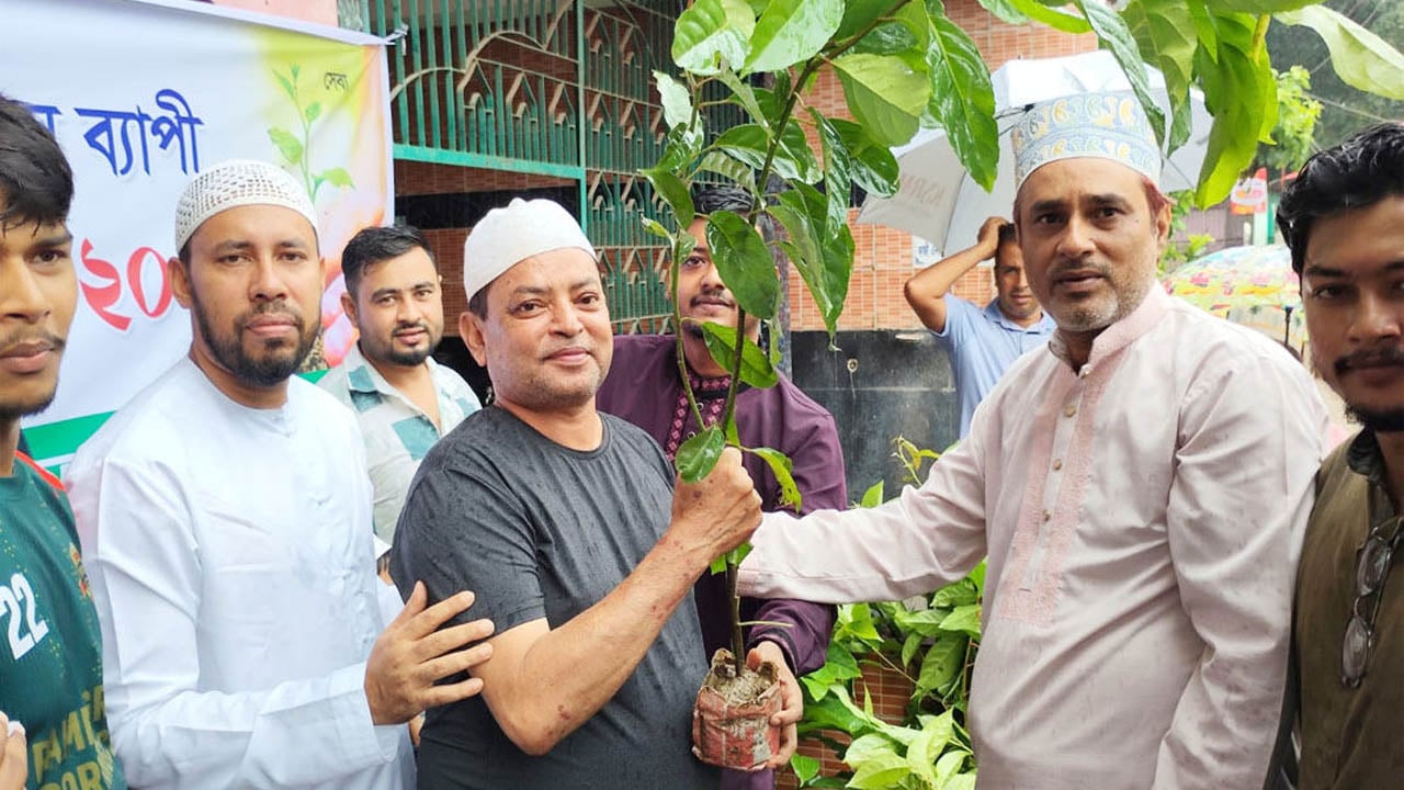 জুমার নামাজে আগত প্রথম ১০০ মুসল্লি পেলেন গাছ