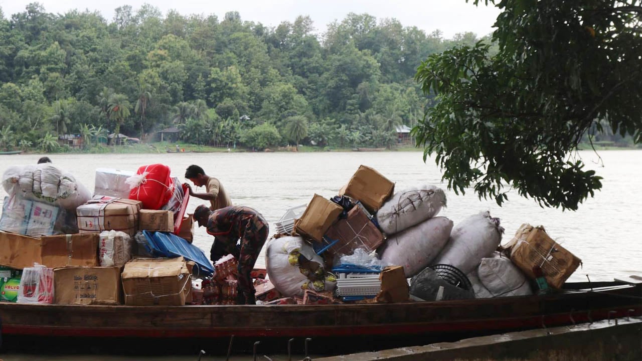 নদীপথে ভারতে পাচারের সময় বিপুল পরিমাণ ইউরিয়া সার জব্দ