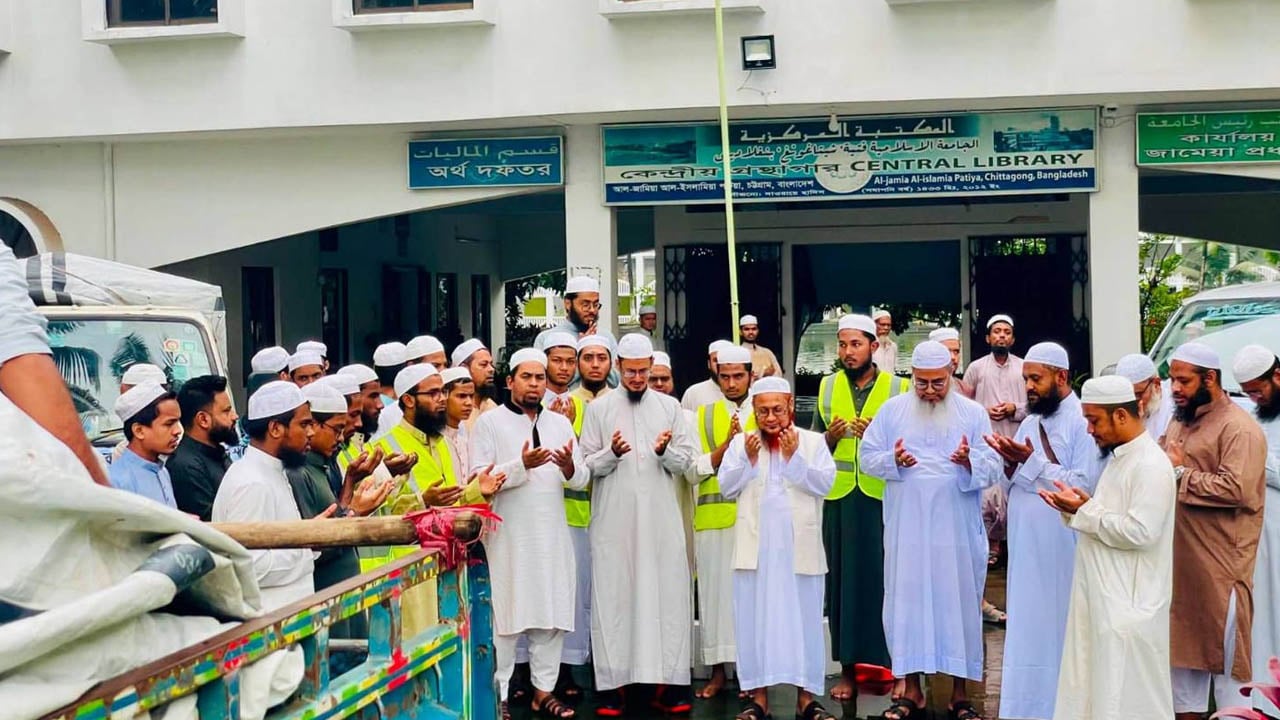 বন্যাদুর্গত পরিবারের পাশে আল-জামিয়া আল-ইসলামিয়া পটিয়া মাদরাসা