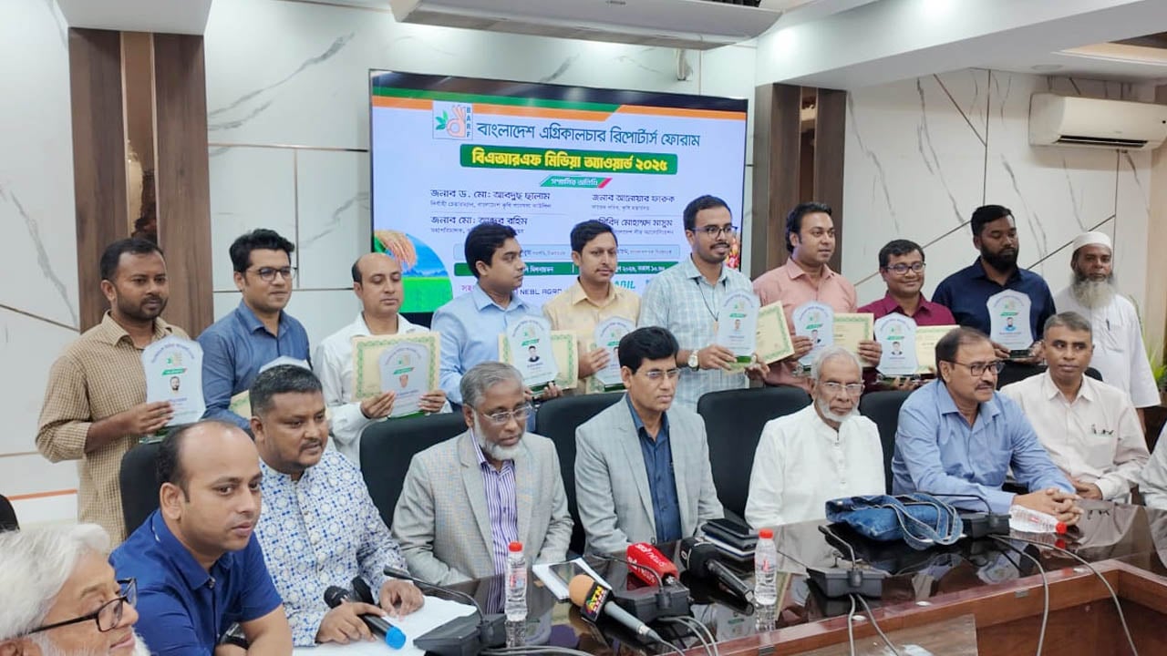 বিএআরএফ মিডিয়া অ্যাওয়ার্ড পেলেন ৯ সাংবাদিক
