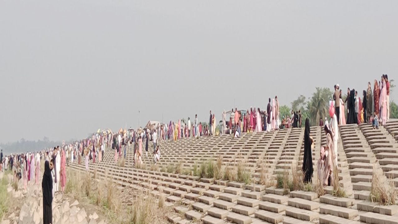 ঈদের ছুটিতে দর্শনার্থীদের ঢল, পদ্মাপাড়ে বেড়িবাঁধ এখন বিনোদনকেন্দ্র
