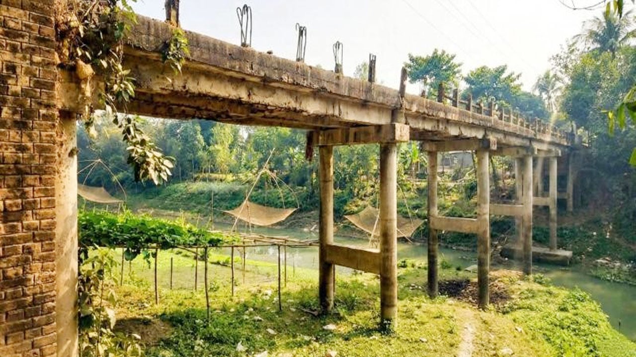 গোপালপুরের সেই বেহাল ব্রিজ পরিদর্শনে প্রতিমন্ত্রী, নতুন ব্রিজ নির্মাণের নির্দেশ