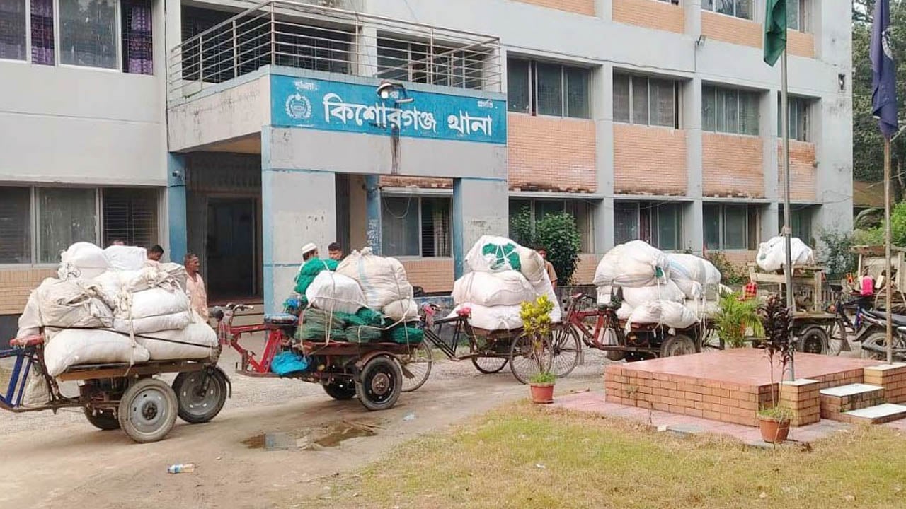 অবৈধ জাল তৈরির কারখানা থেকে ৪৪ লাখ টাকার চায়না দুয়ারী উদ্ধার