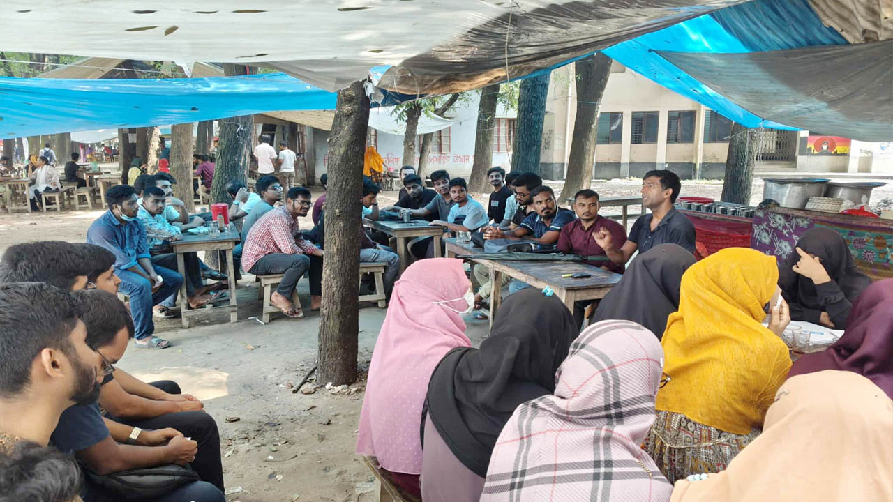 কর্মবিরতি উপেক্ষা করে গাছতলায় নিলেন ক্লাস