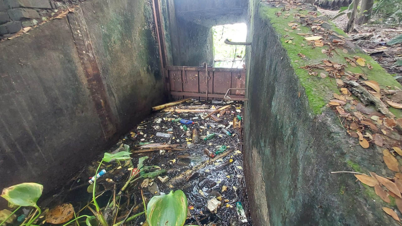 অকেজো স্লুইসগেটে গ্রামবাসীর দুর্ভোগ