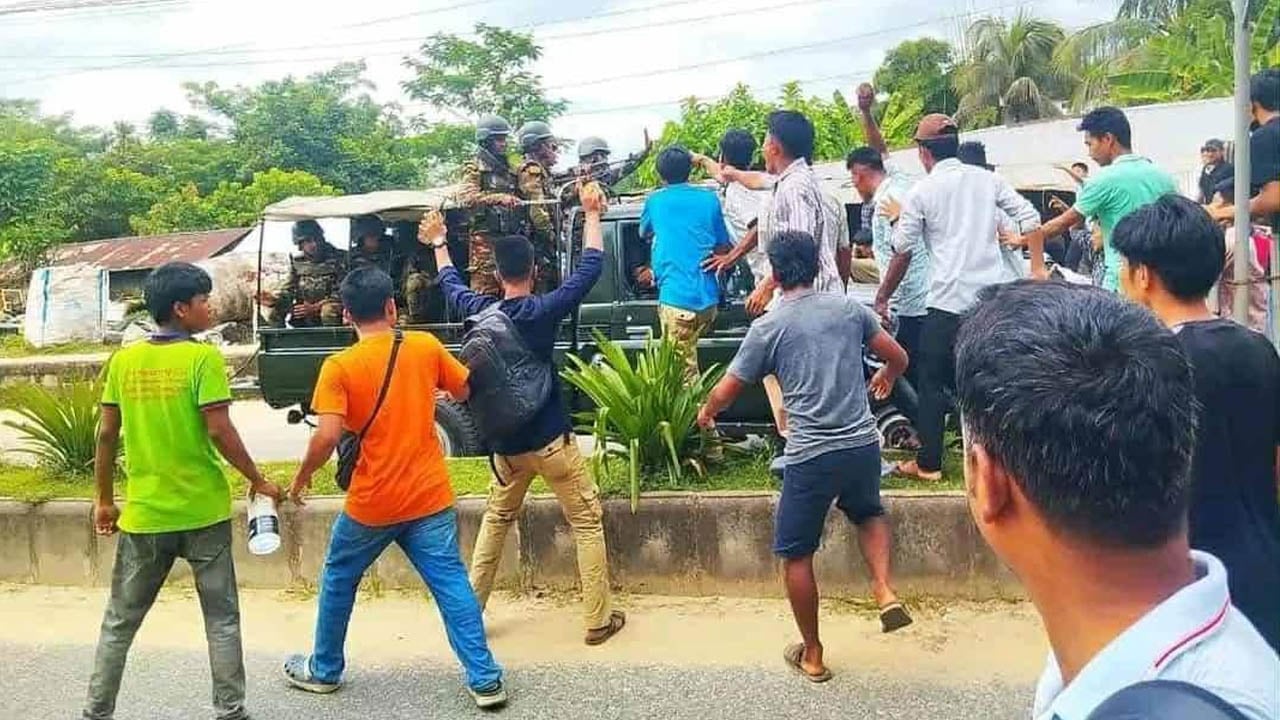 খাগড়াছড়িতে সেনাবাহিনীর গাড়িতে হামলা-ভাঙচুর