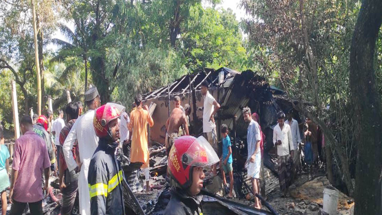 পেকুয়ায় আগুনে পুড়ে সাতটি বসতঘর পুড়ে ছাই