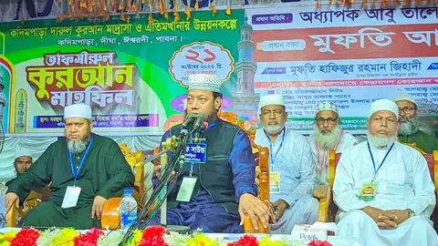 ‘বাধা উপেক্ষা করে’ আমির হামজার তাফসির মাহফিল সম্পন্ন