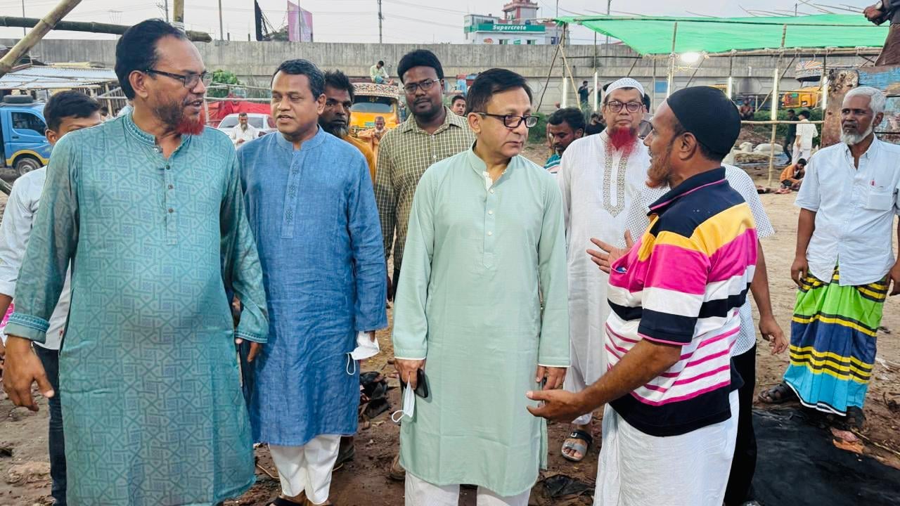 কোরবানির চামড়া ব্যবস্থাপনা দেখতে আমিনবাজারে বাণিজ্যমন্ত্রী