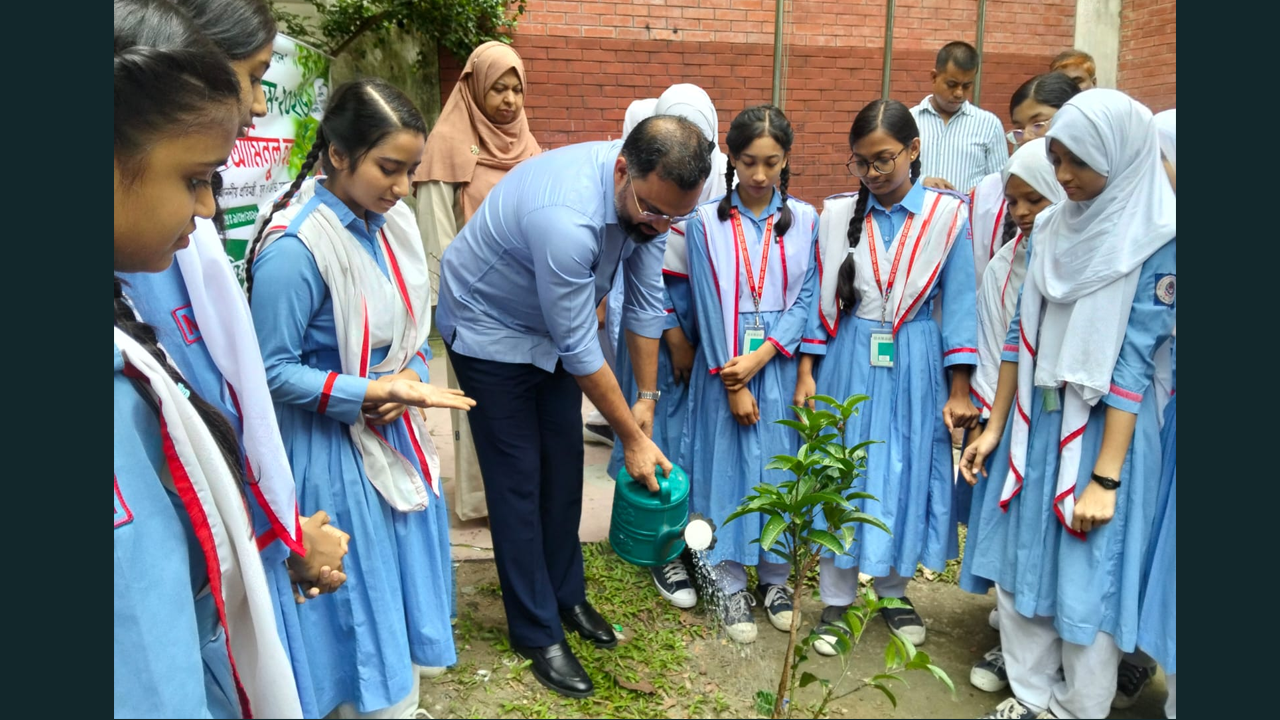 প্রতিটি শিক্ষার্থীকে একটি করে গাছ লাগানোর আহ্বান প্রতিমন্ত্রী আমিনুল হকের