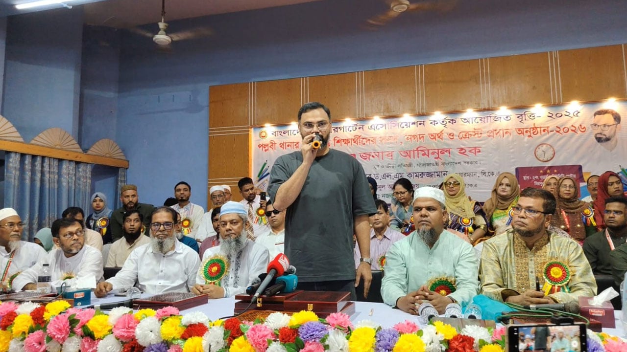 মোবাইল নয়, শিশুদের ফিরতে হবে খেলার মাঠে