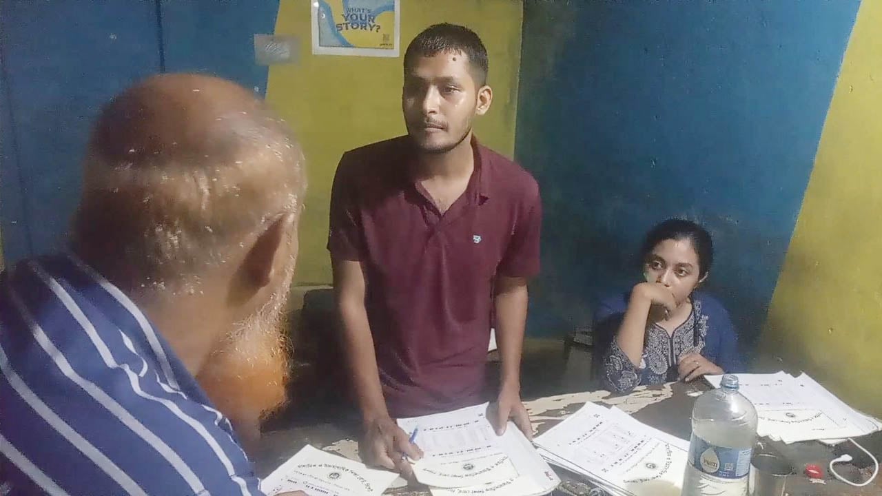 টং দোকানে বসে এইচএসসির উত্তরপত্র মূল্যায়ন, এক বস্তা খাতা জব্দ