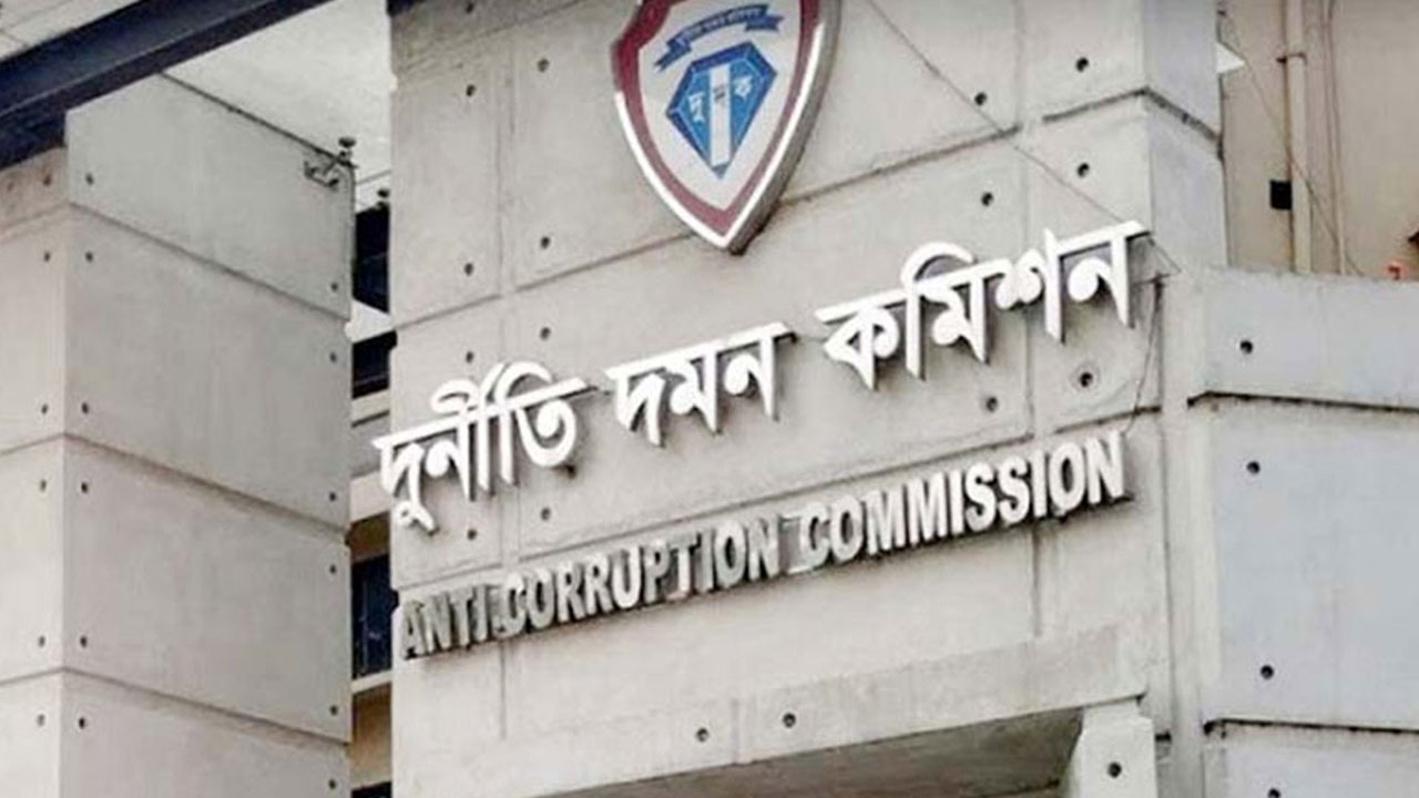 স্ত্রীসহ সাবেক ট্যাক্সেস কর্মকর্তার বিরুদ্ধে দুদকের দুই মামলা