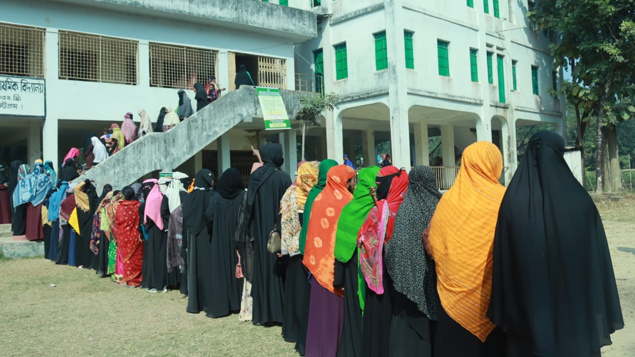 আনোয়ারায় ভোটকেন্দ্রে মহিলা ভোটারদের দীর্ঘ লাইন