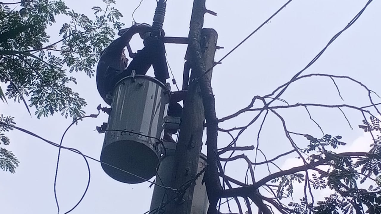 কালবৈশাখীর তাণ্ডবে আনোয়ারায় বিদ্যুৎ বিপর্যয়