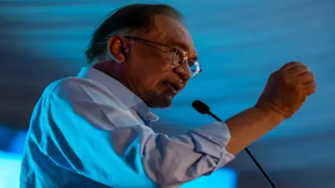 ভিন্নমত হলেই মুনাফিক বলার সমালোচনা আনোয়ার ইব্রাহিমের