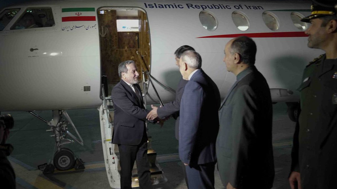 ইসলামাবাদে ইরানের পররাষ্ট্রমন্ত্রী; তেহরান-ওয়াশিংটন সংলাপ পুনরুজ্জীবনের আভাস