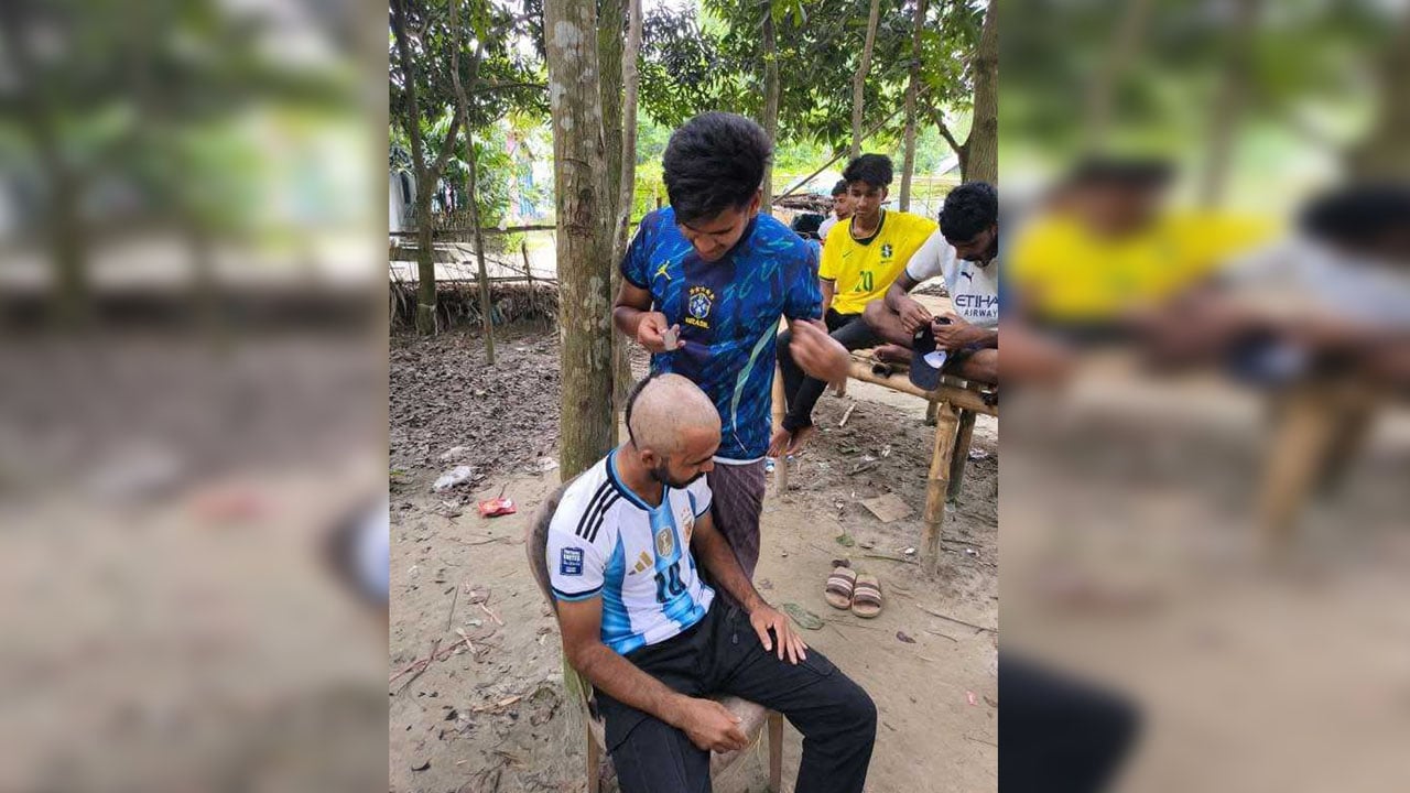 আর্জেন্টিনা সমর্থকের মাথা ন্যাড়া করলেন ব্রাজিল সমর্থক