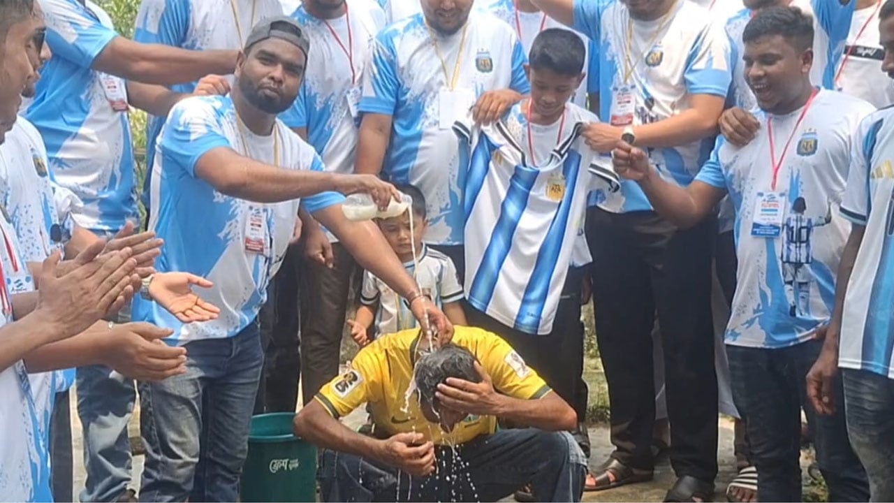 দুধ দিয়ে গোসল করে আর্জেন্টিনায় যোগ দিলেন ব্রাজিল সমর্থক