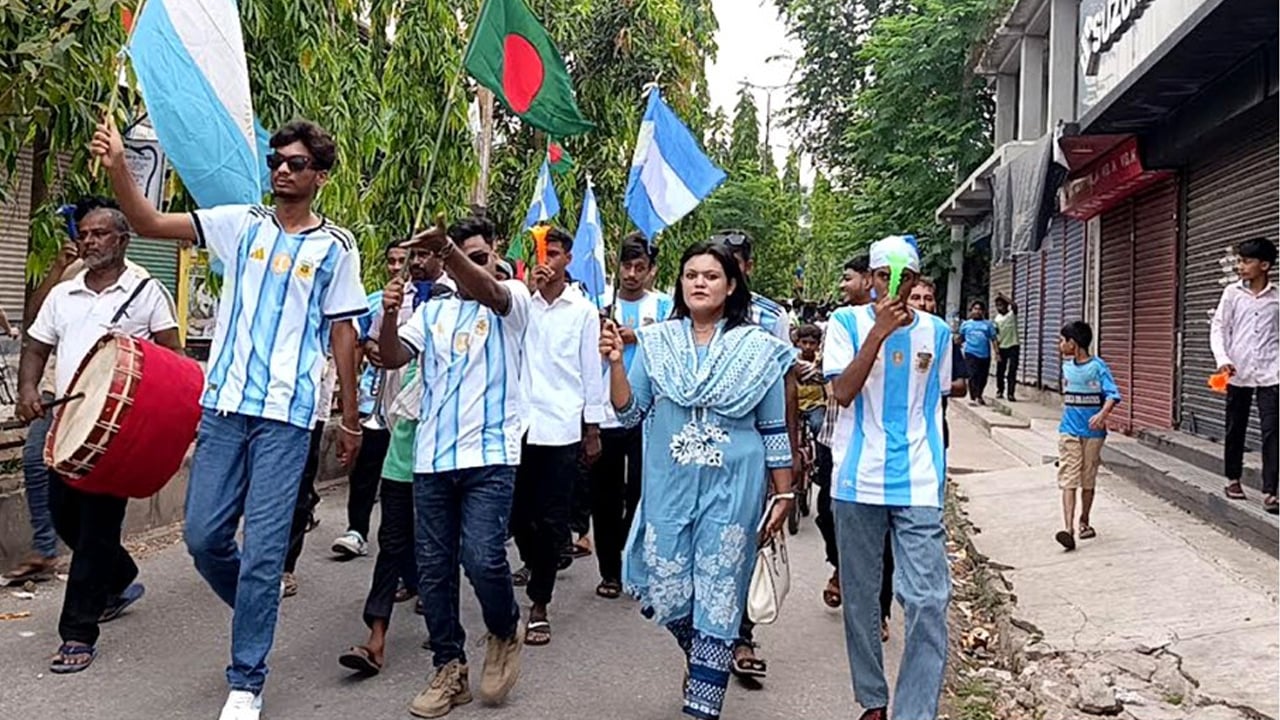 বাগেরহাটে আর্জেন্টিনা সমর্থকদের বর্ণাঢ্য মিছিল