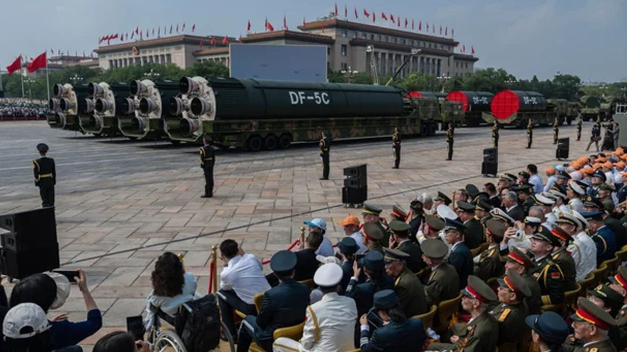 সামরিক কুচকাওয়াজে যেসব অস্ত্র প্রদর্শন করল চীন