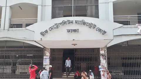 এবার কাঠগড়া থেকে হ্যান্ডকাফ খুলে পালালেন আসামি