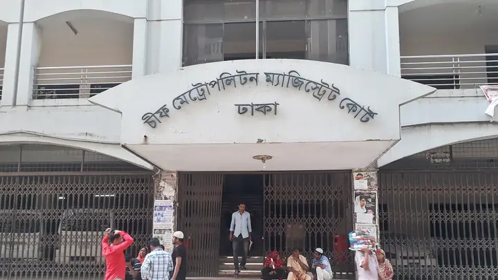 এবার কাঠগড়া থেকে হ্যান্ডকাফ খুলে পালালেন আসামি