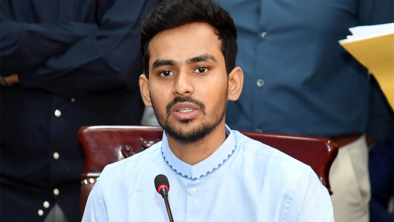হেলিকপ্টারে ভ্রমণ নিয়ে ব্যাখ্যা দিলেন উপদেষ্টা আসিফ