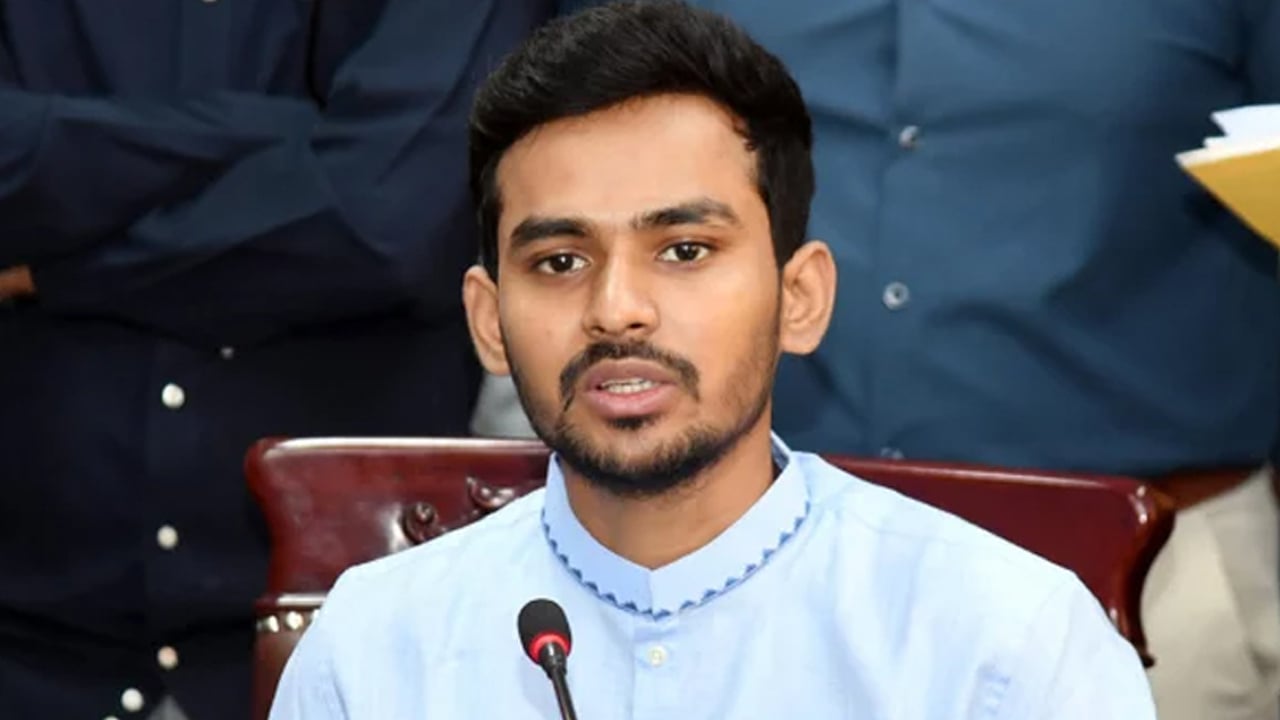 সরকারি অর্থ খরচ করে ঢাকার দুই সিটি প্রশাসক ভোটের প্রচার চালাচ্ছেন