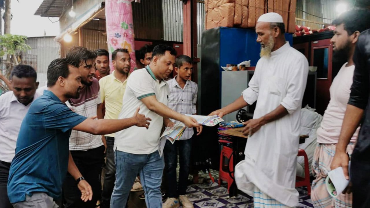 বিএনপির ৩১ দফার লিফলেট বিতরণ করলেন ছাত্রদলের সাবেক নেতা আশিক