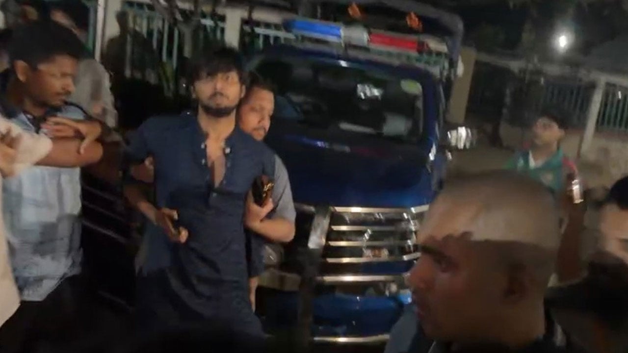 শাহবাগে ডাকসু নেতা যুবায়ের-মুসাদ্দিকের ওপর ছাত্রদলের হামলা