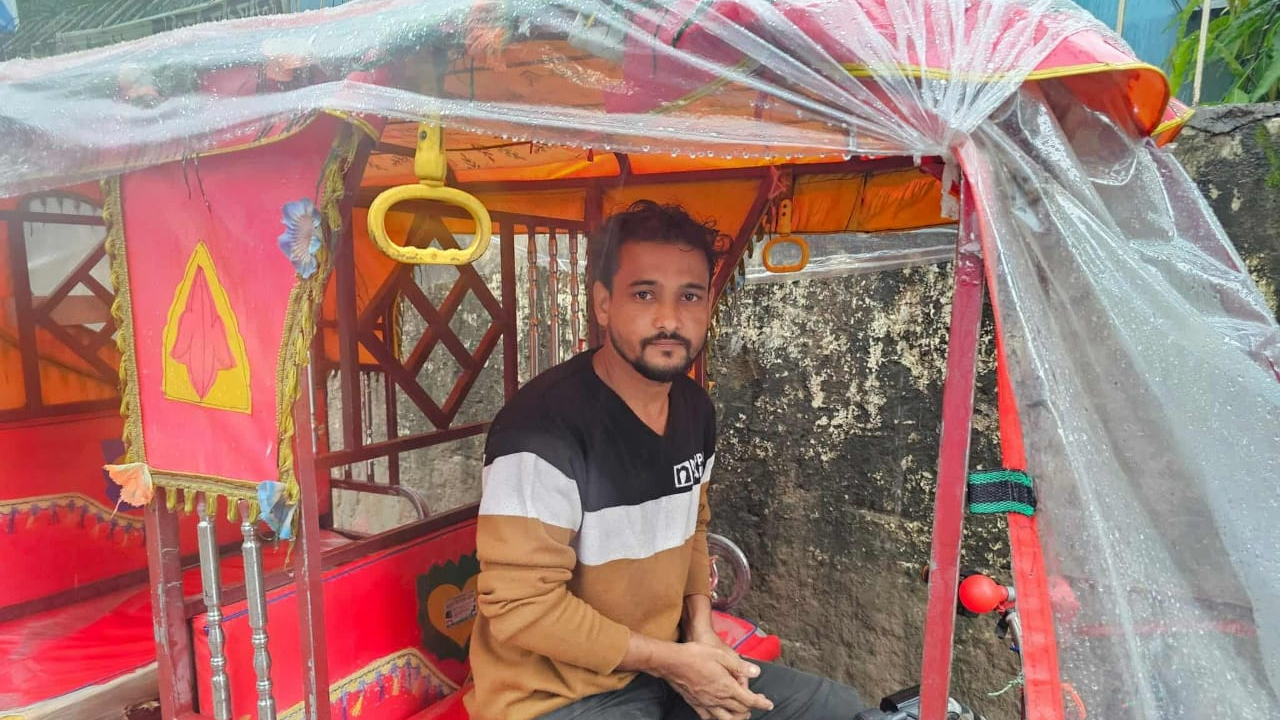যাত্রীর ফেলে যাওয়া ১৫ লাখ টাকা ফেরত দিয়ে প্রশংসায় ভাসছেন অটোচালক